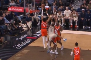 遮天蔽日！尼德豪泽奋力补防 飞身大帽扇飞梅尔顿上篮 - 资讯配图