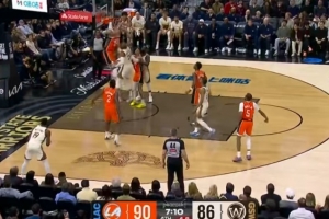 无处不在！尼德豪泽腾空暴起 送霍福德钉板大帽 - 资讯配图