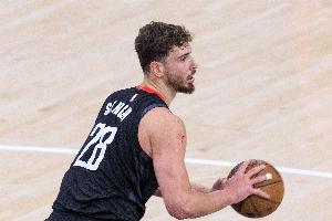 正负值-18并列最低！申京14中6拿到13分6板 有4失误4犯规 - 资讯配图