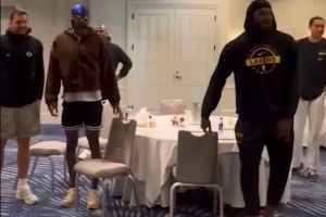 詹姆斯为卢卡领唱生日歌！湖媒：詹东不合？造谣博眼球捏造事实！ - 资讯配图