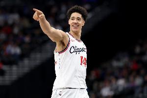 卢：尼德豪泽的防守能改变比赛 他接下来需多投篮&多参与挡拆外弹 - 资讯配图