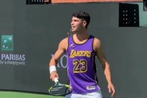 致敬传奇!阿尔卡拉斯再次身穿詹姆斯23号球衣训练备战公开赛 - 资讯配图