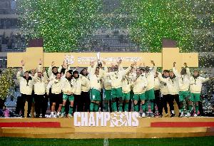 ️捧杯时刻!国安队长张稀哲带领全队捧起超级杯冠军奖杯! - 资讯配图