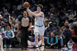 克尼佩尔首发29分钟 11中4&三分7中2拿10分8板3断 但正负值+24 - 资讯配图