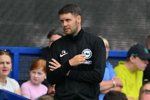 布莱顿主帅：定位球多会打乱节奏，枪手领先时角球会耗时超1分钟 - 资讯配图