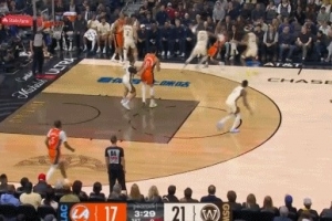 有点懵！加兰登场1分多钟连送两次失误 被打反击&遭夹击出界 - 资讯配图