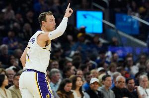 全能的三分射手!肯纳德10中4得到11分1板5助1断1帽 三分5中3 - 资讯配图