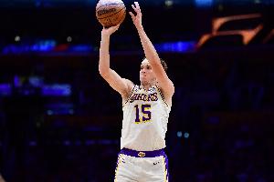 攻防都很高效!里夫斯半场6中3&罚球4中4拿到12分 另有3助2帽 - 资讯配图