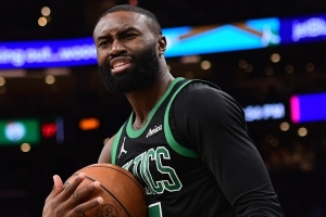 今日绿军对阵雄鹿!杰伦·布朗因生病不打 科塔轮休 - 资讯配图