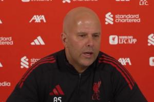 斯洛特谈“挤地铁”:荷甲都会吹犯规,英超却几乎可以打门将的脸 - 资讯配图