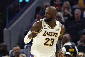 外线神准!詹姆斯半场10中7砍下20分4板4助 三分4中4 - 资讯配图