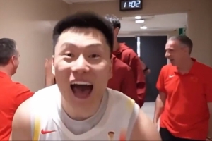 两连胜!中国男篮众将更衣室内开心庆祝 李弘权冲着镜头怒吼 - 资讯配图