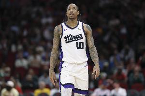 一点都不想玩辣！德罗赞5中3得到9分4板8助 罚球2中2 - 资讯配图