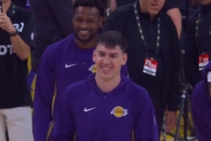 八村代替詹姆斯执行魔性接球下蹲赛前仪式 多次尝试还是搞砸了~ - 资讯配图