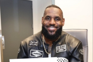 2年前的今天:詹姆斯成为NBA历史上首位得到40000分的球员 - 资讯配图