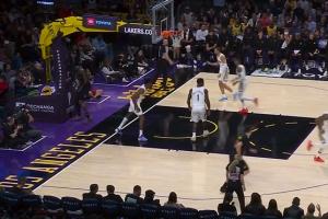 气得打小拳拳~艾顿跟进上篮球又脱手 十分不满怒锤篮架 - 资讯配图