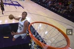 这不比扣篮大赛好看？墨菲反击一条龙 面对空篮秀精彩大风车暴扣 - 资讯配图