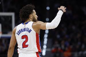 正负值-10最低！坎宁安半场11投4中拿到8分6助 - 资讯配图