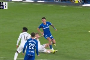 外网剪辑赫伊森对阵赫塔费失误集锦:多次简单传球失误+身后放铲 - 资讯配图