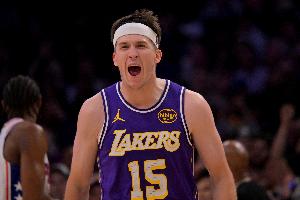 里夫斯：我可不会去造锡安的进攻犯规 赶紧躲开就对了 - 资讯配图