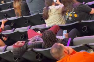 烂完了！国王主场上座率稀稀拉拉 还有球迷睡得很安详 - 资讯配图