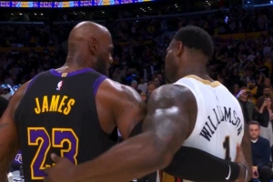 两代天骄！詹姆斯赛后和锡安拥抱致意 两人还聊了几句 - 资讯配图