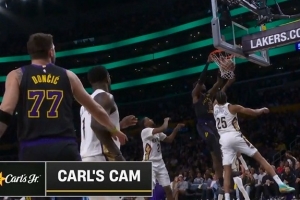 没浪费！东契奇再送抛传 艾顿暴起力压墨菲双手空接暴扣 - 资讯配图