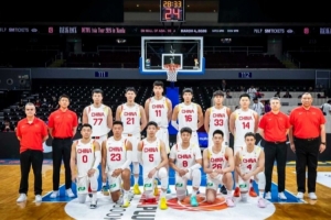 余嘉豪晒照：感恩 繁华时不凑热闹 低谷时绝不退场 ​​​ - 资讯配图