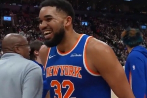 笑嘻了！巴雷特随意传球 唐斯眼疾手快抢断反击单臂滑翔劈扣！ - 资讯配图