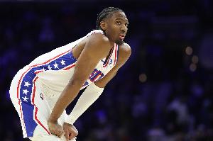 实在是尽力了！马克西被迫三节打卡19中8拿21分 其中三分6中2 - 资讯配图