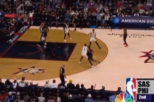 丝毫不惧你！马克西强突文班亚马 顶着长臂高难度抛投命中！ - 资讯配图