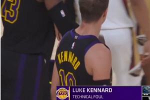 别抱怨了!解说员也忍不了:裁判都警告过了 球员都闭嘴打球吧! - 资讯配图