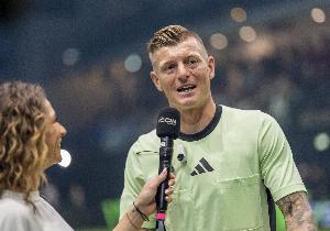 克罗斯:施洛特贝克对斯坦尼西奇的犯规应吃到红牌,他犯错太多 - 资讯配图