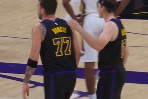 血亏！东契奇罚球抱怨小乔丹提前进线 自己反被吹技犯 - 资讯配图