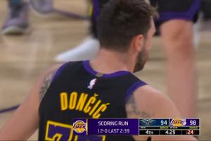 来了！里夫斯追身三分&东契奇抛射 湖人轰12-0攻击波反超鹈鹕4分 - 资讯配图