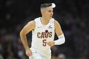 今天挺铁的！梅里尔半场6投仅1中得3分 其他数据均为0&三分5中1 - 资讯配图