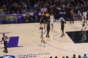 不满意！墨菲抱怨判罚也被吹技犯 肯纳德笑纳1分 - 资讯配图