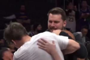 乐！东契奇熊抱袭击里夫斯 后者舞起软棒与工作人员双人合揍反击 - 资讯配图