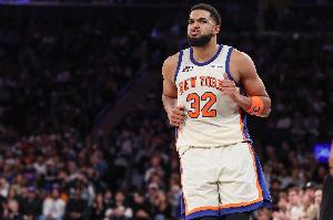 迈克·布朗:唐斯的防守做得很棒 他在比赛里的提升值得称赞 - 资讯配图