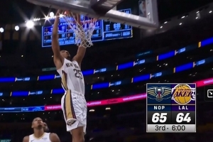 失误有点多！詹姆斯传球又被抢断 墨菲反击暴扣反超打停湖人 - 资讯配图