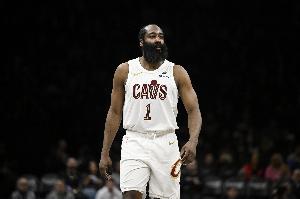 这球没进太可惜！哈登撞开坎宁安 弧顶大空位三分打铁 - 资讯配图