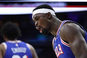 用力过猛！博纳撞翻文班被吹进攻犯规 76人挑战失败 - 资讯配图