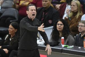 情况不妙！骑士再次失误&詹金斯突破上篮 分差仅剩5分 - 资讯配图