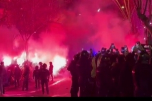 科贝:马竞大巴遭巴萨极端球迷投掷物品袭击,导致车窗破裂 - 资讯配图