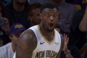 你还不解？锡安持球强攻肘翻海斯被吹进攻犯规 目瞪口呆十分惊讶 - 资讯配图