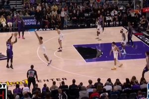 拆弹成功！威少弧顶接球直接拔起轰进超远压哨三分球 - 资讯配图