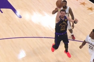 见缝插针！东契奇穿越包夹顺势出手 空心命中加罚也有 - 资讯配图