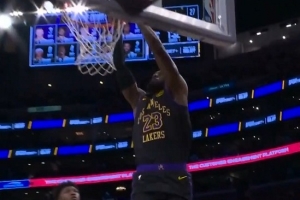 探囊取物！拉拉维亚抢断反击送妙传 詹姆斯起飞双手暴扣2分到手 - 资讯配图