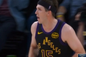 破荒！里夫斯反击上篮得手开张 此前8投0中 - 资讯配图