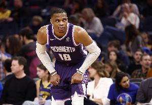 场上很拼!威少14中6拿下16分2板7助4断1帽难阻球队失利 - 资讯配图